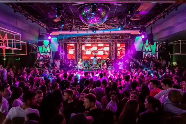 Top 5 naktsklubi Rīgā, kurus apmeklēt šajā nedēļas nogalē